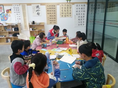 鹽都區(qū)潘黃街道旭日社區(qū)“復(fù)興少年宮” 以美術(shù)輔導(dǎo)服務(wù)點(diǎn)亮兒童多彩夢(mèng)想